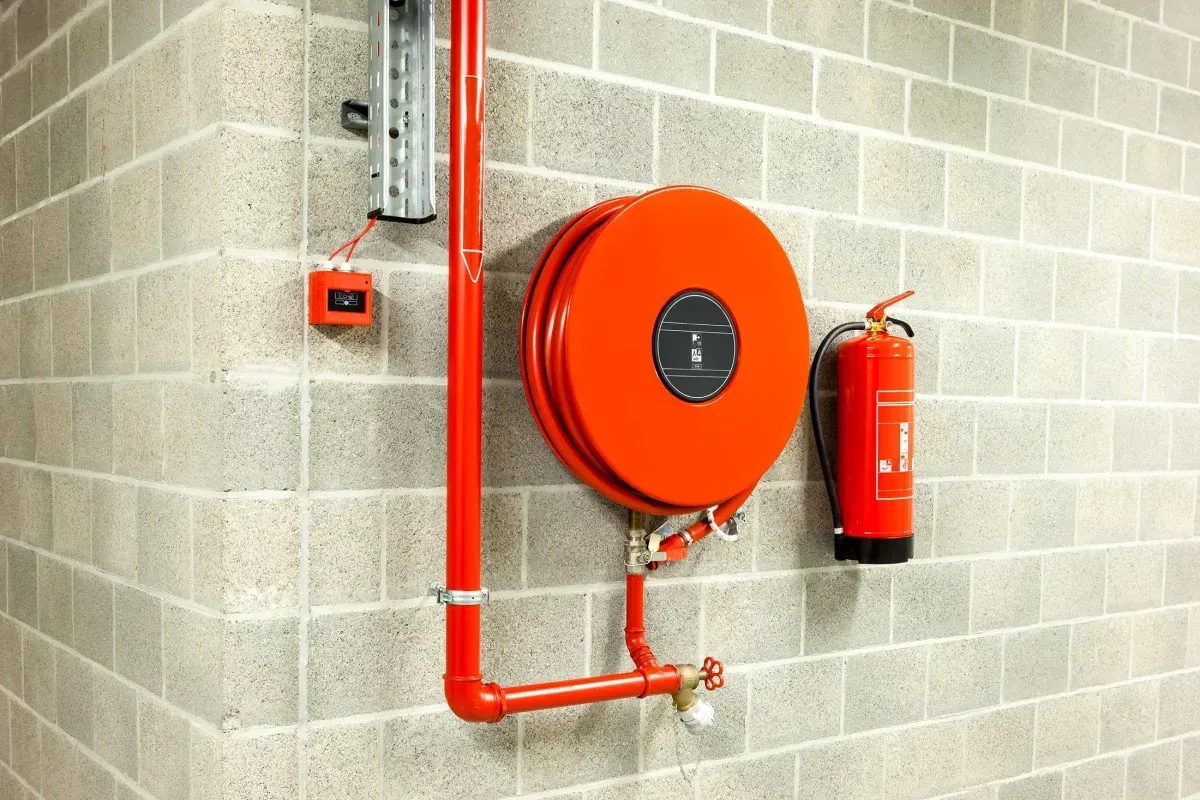 Équipe Vigilus pour Extincteurs, RIA & blocs de secours